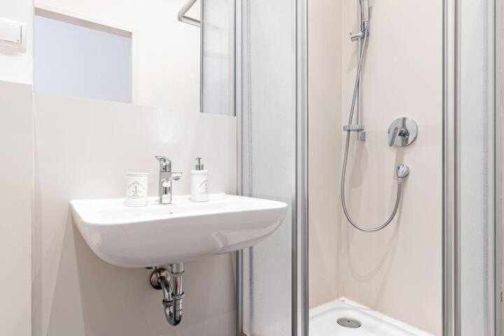 Budget Rooms West With Shared Kitchen فيينا المظهر الخارجي الصورة