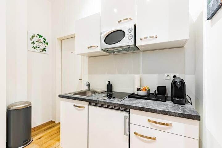 Budget Rooms West With Shared Kitchen فيينا المظهر الخارجي الصورة